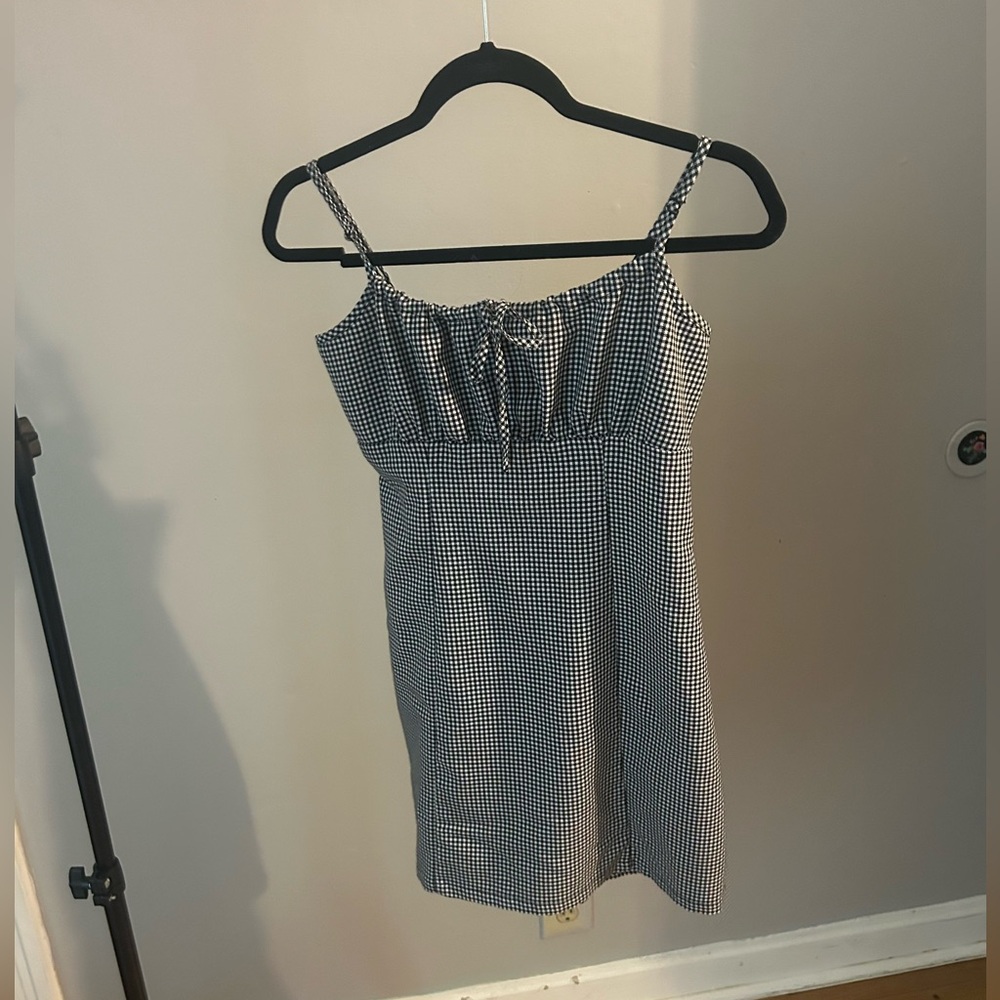 Cute black and white dress Size small. Worn 2 times.